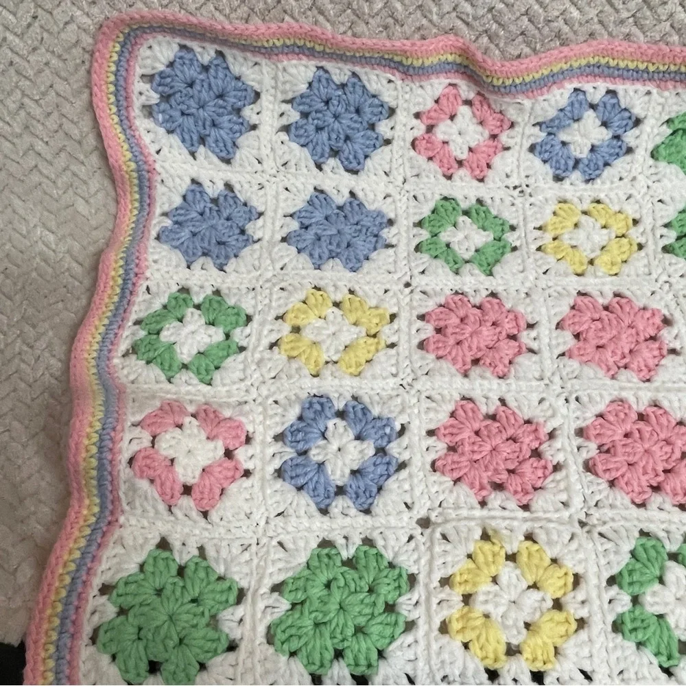 Vintage Handmade Pastel Colored Granny Squares Crochet‎ Baby Blanket 31x34